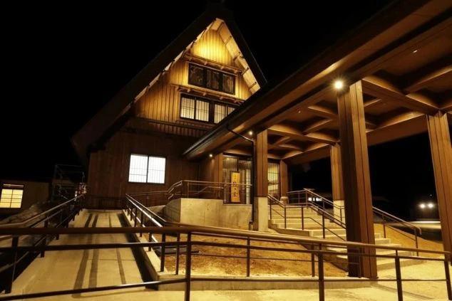 ライトアップされた風情ある建物。温かい光に包まれた幻想的な雰囲気の中で、心穏やかなリゾートバイトを体験できます。