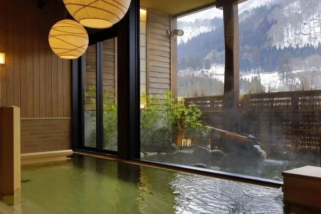 雪景色を望む開放的な温泉。仕事の疲れを癒してくれる、心安らぐ贅沢な時間が待っています。