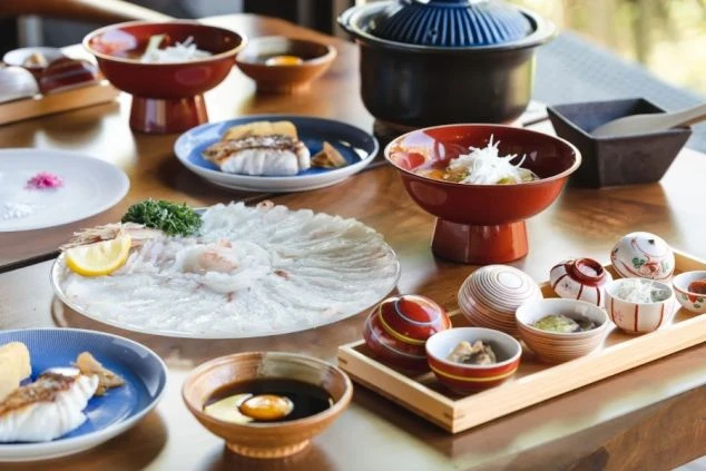 新鮮な魚介が豪華に盛り付けられた料理。お客様に最高の食事体験を提供する、やりがいのあるお仕事です。