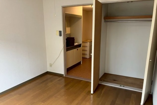 リゾートバイトの寮の個室にあるクローゼット。十分な収納スペースがあり、荷物の多い人も安心です。