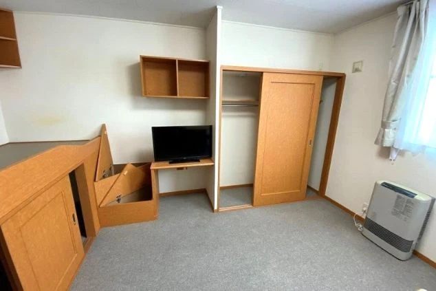 リゾートバイトの寮の個室。作り付けのベッドや机、収納棚がコンパクトにまとまった、機能的なお部屋です。