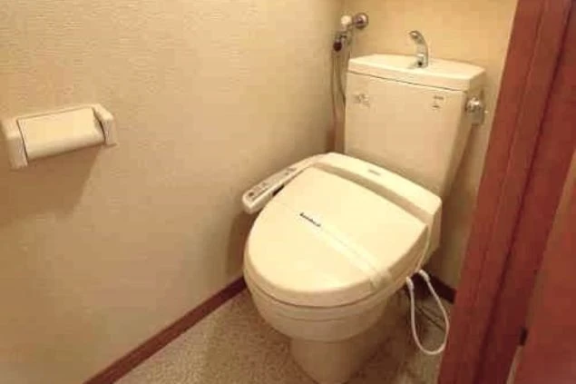 リゾートバイトの寮の個室トイレ。温水洗浄便座が完備された、清潔で快適なプライベート空間です。