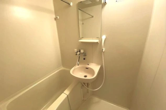 リゾートバイトの寮にあるユニットバス。清潔感があり、一日の仕事の疲れを癒やすことができます。