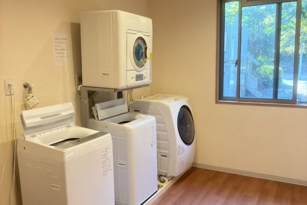 リゾートバイトの寮の共用洗濯機と乾燥機の画像。