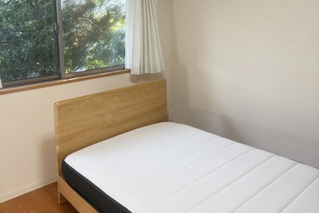 リゾートバイトの寮の寝室ベッドの画像。