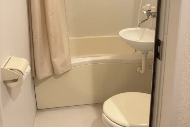 リゾートバイトの寮の部屋内ユニットバスの画像。