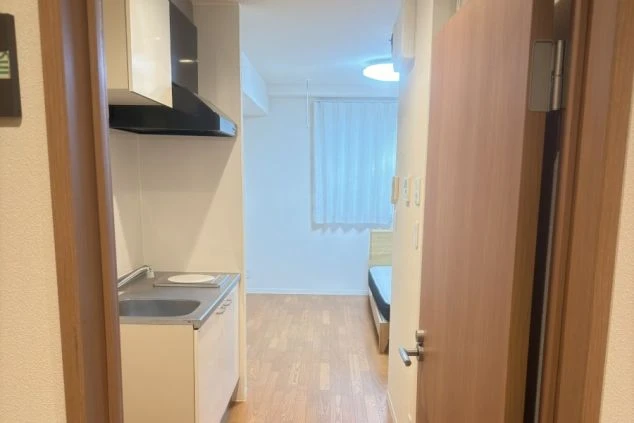 リゾートバイトの寮の部屋内キッチンの画像。IHコンロが使える。