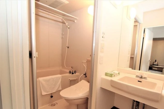 リゾートバイトの寮（リゾートマンションタイプ）の個室にあるバス・トイレ。独立洗面台もあり、清潔で快適なプライベート空間です。