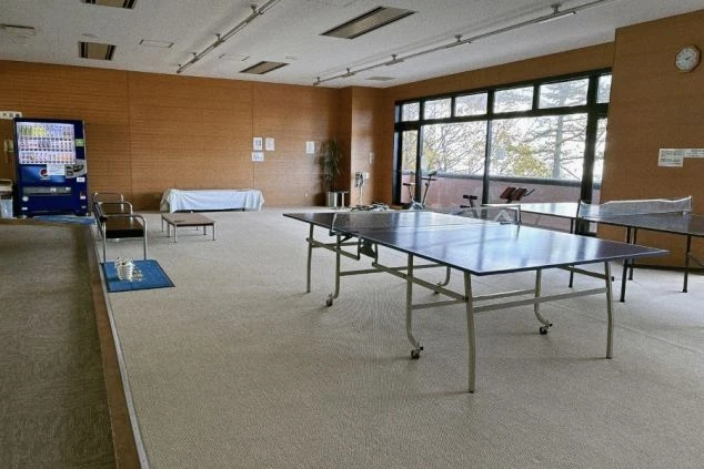 リゾートバイトの寮（リゾートマンションタイプ）の、大浴場横の休憩所。卓球台や自動販売機があり、お風呂上がりに仲間と楽しめます。