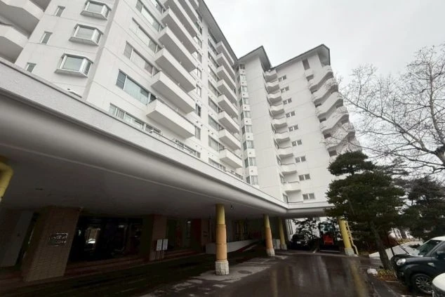 就業施設の外観。温泉街へのアクセスも良く、休日観光も充実する草津エリアのリゾートバイト求人。