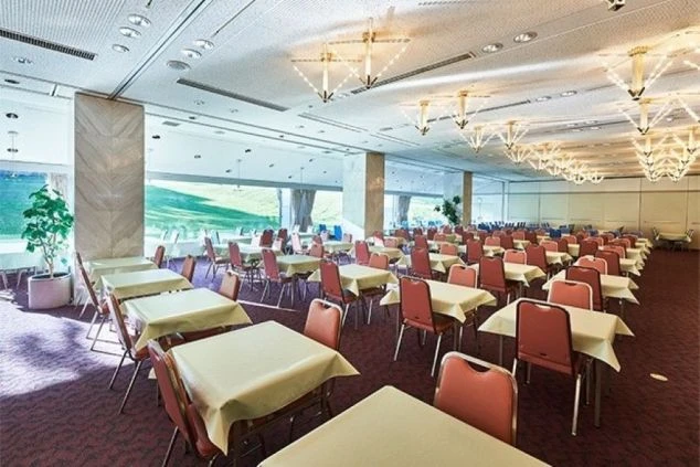 リゾートホテルやスキー場の広大な宴会場。大人数での食事に対応できるダイニング。宴会サービスやホールスタッフのリゾートバイトの仕事場。