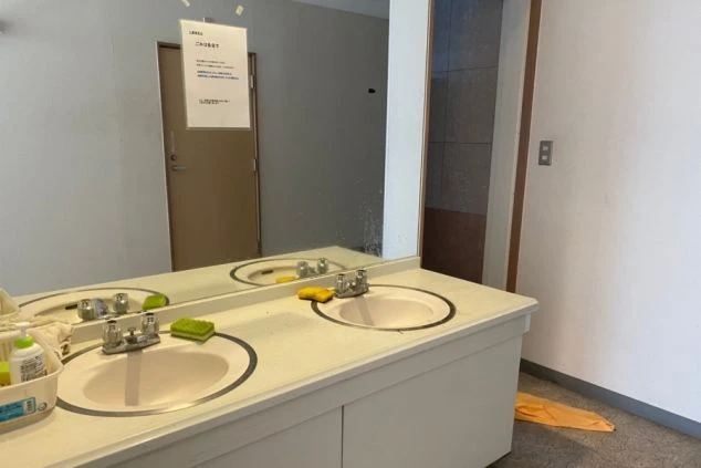 リゾートバイト寮の洗面所。シンクが2つ並び、鏡も大きいので、他のスタッフと共用しやすい設備の画像。