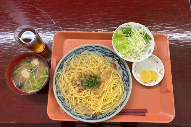 パスタ、サラダ、味噌汁などが付いたバランスの良い食事。食費無料または補助ありの求人。