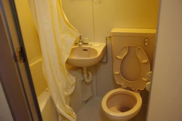 リゾートバイト寮のユニットバス。浴槽とトイレが一体となった設備で、プライベートが確保されている。