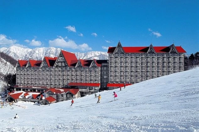 スキー場ホテル。ゲレンデに面した洋風の建物。スキー場でのリゾートバイトの仕事場のイメージ。