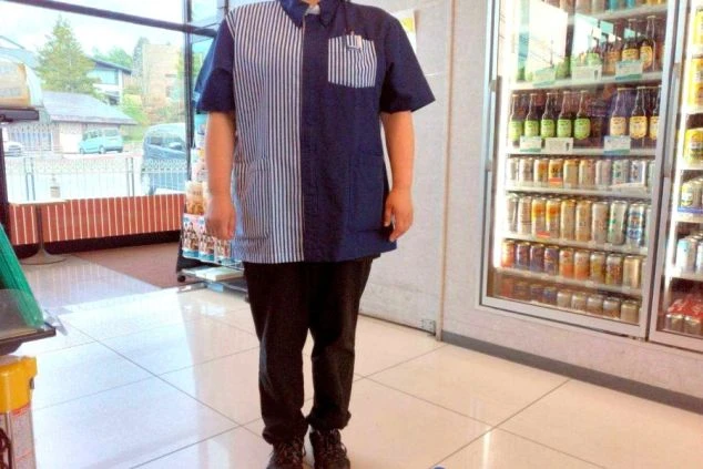 ローソンのユニフォームシャツを着たコンビニ店員の制服画像。