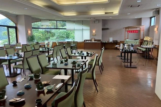 オリジナルで撮影したホテルレストランの客席の画像。