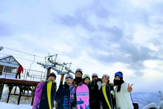 ゲレンデの目の前にあるホテル。リゾートバイトは、仕事の後にすぐにスキーやスノーボードを楽しめます。