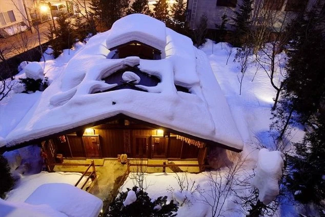 雪に埋もれた山小屋風の建物。山でのリゾートバイトの仕事場。