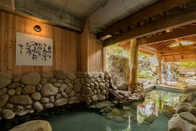 ホテルや施設の温かい雰囲気のラウンジ。暖炉や暖房設備のある冬のリゾートバイト。