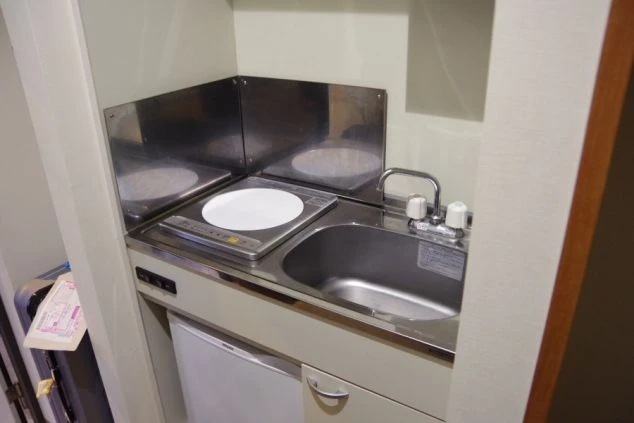 リゾートバイトの個室寮の部屋にあるユニットバスの画像。