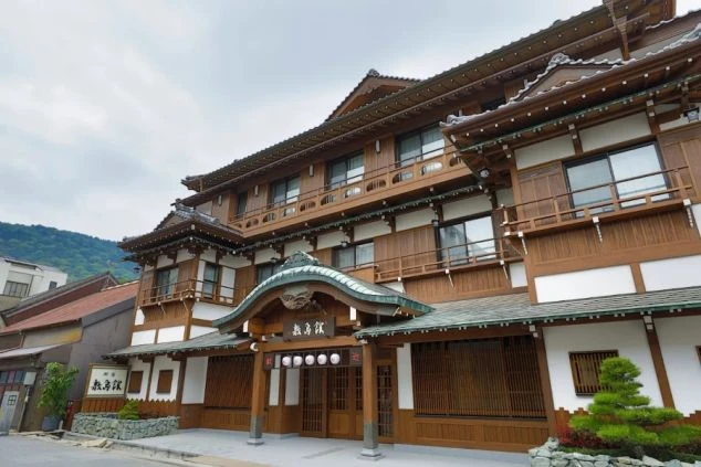 趣のある日本家屋の旅館外観。日本の伝統的な建築に触れながら働きたい方におすすめです。