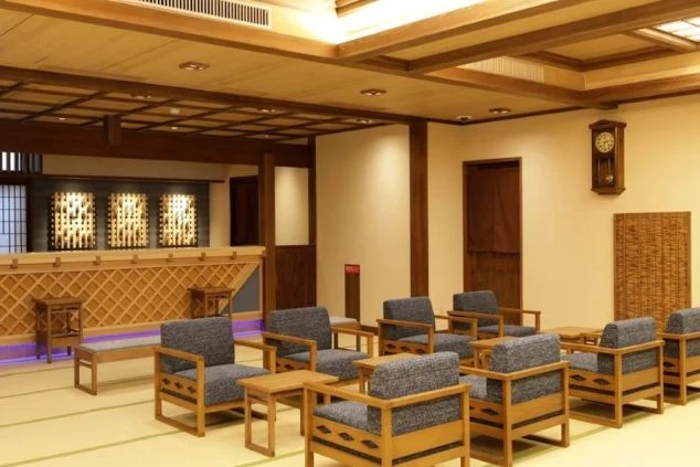 畳敷きにモダンな椅子が並んだロビー。お客様がゆったりとくつろげる、快適な空間作りに携われます。