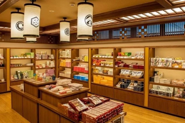 和風の提灯が印象的な売店。地元のお土産や特産品を販売し、お客様の旅の思い出作りをサポートできます。