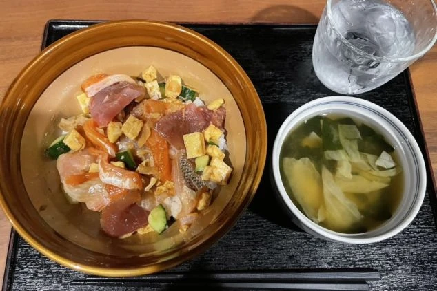 海鮮丼と味噌汁のまかない。リゾートバイトで食事が充実した求人を探している方に魅力的な画像。