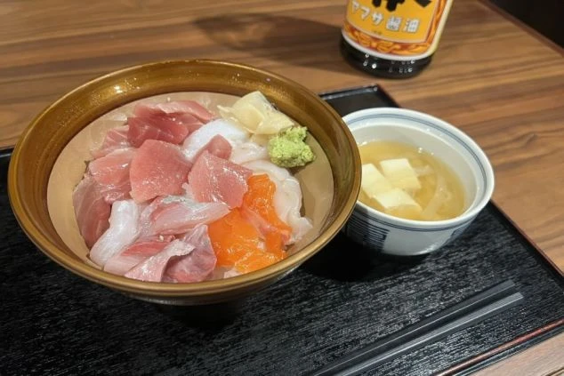 海鮮丼と味噌汁のまかない。リゾートバイトで食事が充実した求人を探している方に魅力的な画像。