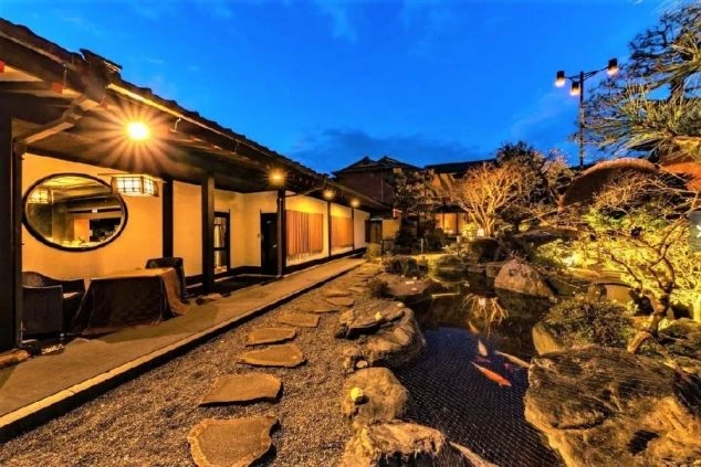 東伊豆の旅館の雰囲気ある夜の外観画像。