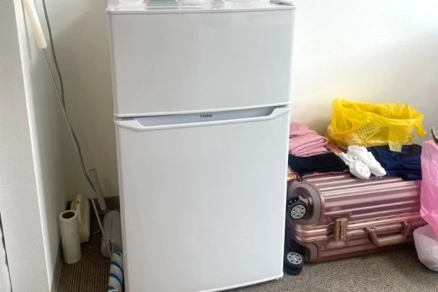 リゾートバイトの個室寮の部屋にある冷蔵庫の画像。