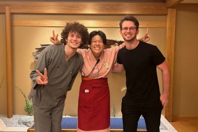 笑顔で写真に写るスタッフと外国人観光客。お客様との国際交流を楽しみながら働ける、貴重な経験ができます。