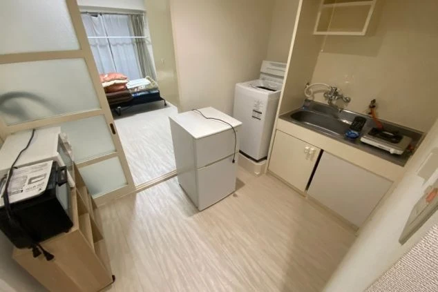 寮のミニキッチン。冷蔵庫や洗濯機が完備されており、簡単な自炊が可能。