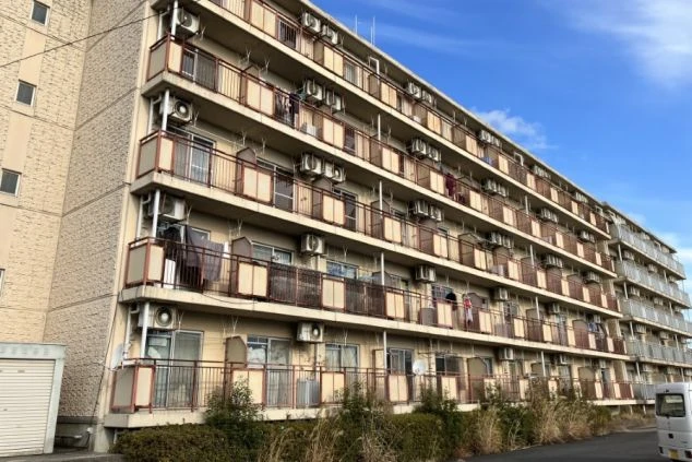 太陽の光が当たる、広々とした寮の外観。リゾート地での生活を快適に過ごせます。