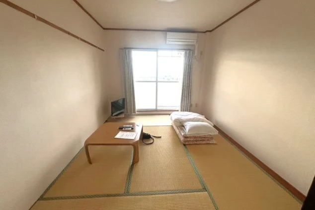 窓から明るい光が差し込む、広々とした畳敷きの個室。プライベートな時間を確保でき、自分らしく生活できます。