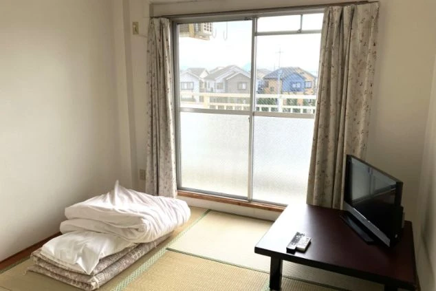 畳敷きでくつろげる、シンプルな個室。仕事に集中しつつ、オフの時間も快適に過ごせます。