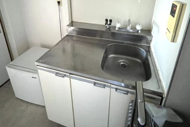 冷蔵庫とシンクが設置されたキッチン。ちょっとした料理や自炊もでき、食費を抑えたい方におすすめです。