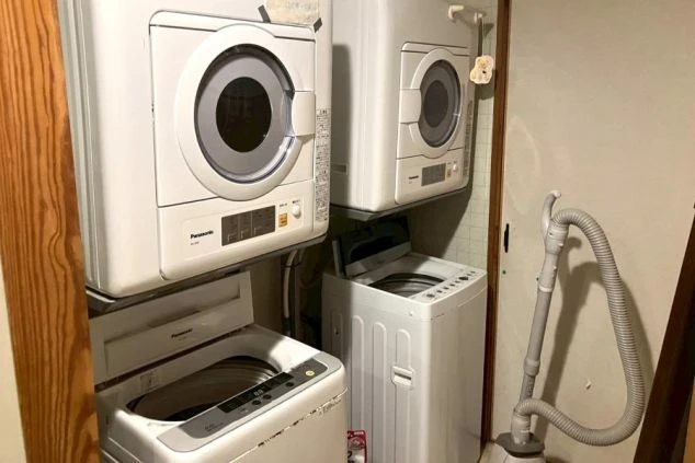 リゾートバイト寮の洗濯・乾燥機。共用スペースに完備され、雪の日や冬場でもスムーズに洗濯ができる環境。