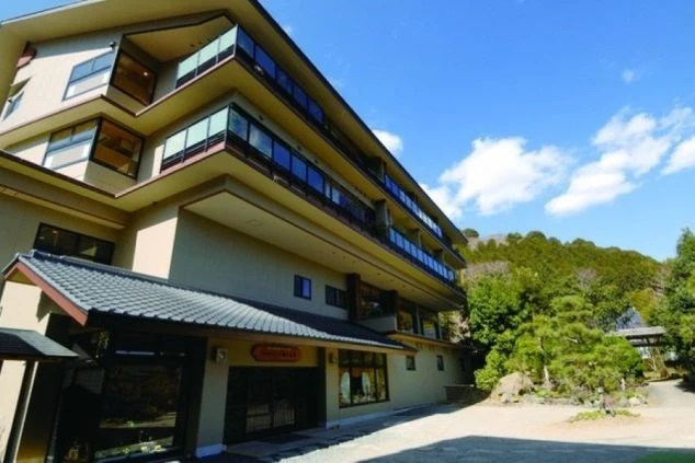 豊かな自然に囲まれた、落ち着いた雰囲気の旅館。心穏やかに働けるリゾートバイトです。