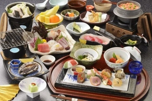 伊勢海老や新鮮な魚介を使った、豪華で美しい料理の数々。当館自慢の食事で、心も体も満たされる至福のひとときを。