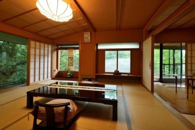 窓から美しい緑を望む、広々とした和室。お客様に癒しのひとときを提供できる、落ち着いた空間です。