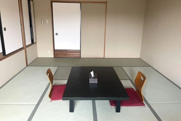 リゾートバイトの客室寮の和室の画像。
