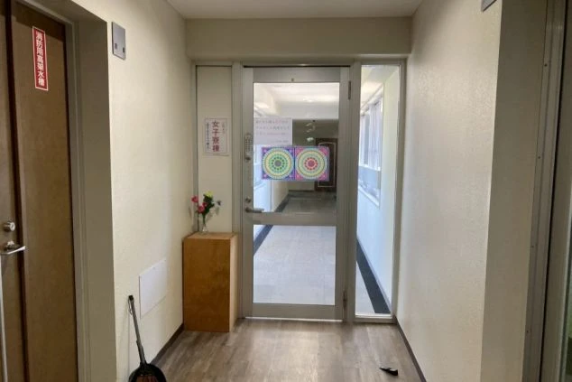 ワクトリの社員が出張で撮影した、リゾートバイトの寮の廊下の画像。リニューアルしたばかりのためとてもきれいな状態で使うことができる。