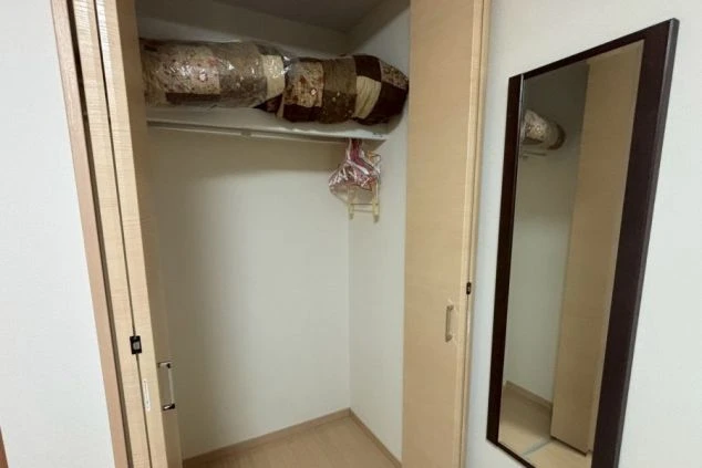 リゾートバイトの寮内のウォークインクローゼットの画像。