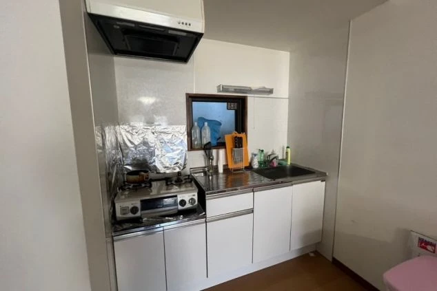 自炊派に嬉しい寮のキッチン設備の画像。2口ガスコンロ、シンク、調理スペースが確保され、自炊を楽しみながら生活できる環境。