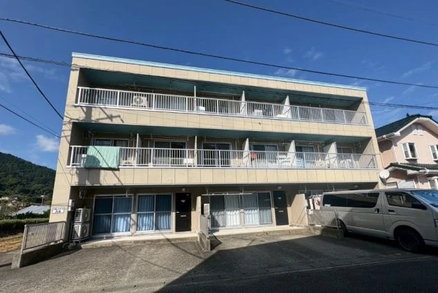 リゾートバイト寮の外観画像。各部屋にベランダがあり、プライバシーに配慮されたアパートタイプの完全個室寮。