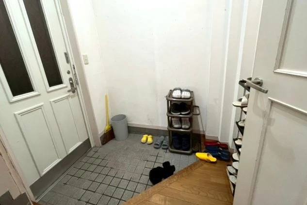 リゾートバイトのコテージタイプの個室寮の玄関の画像