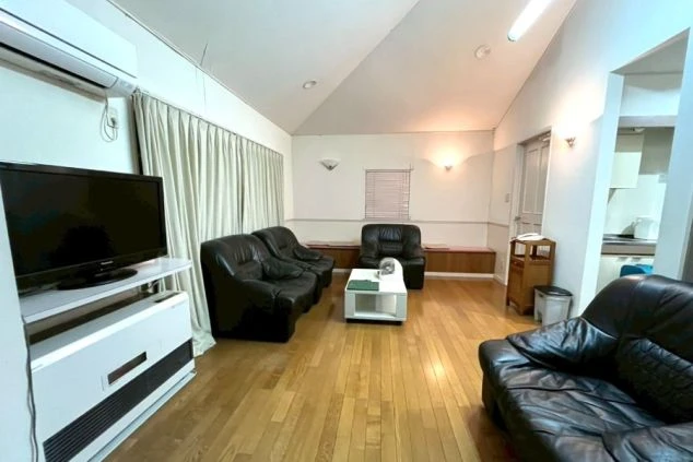 リゾートバイトのコテージタイプの個室寮のリビングの画像