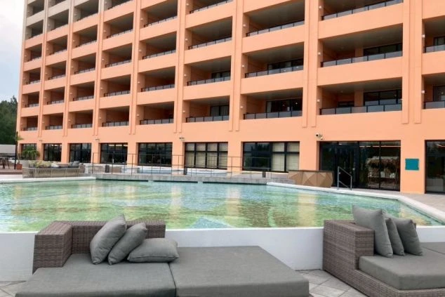 窓から美しい海を一望できるレストラン。絶景を眺めながら、お客様に心温まるおもてなしを提供できます。